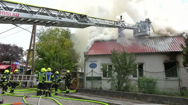 Die Löscharbeiten dauerten viele Stunden. | Foto: BFKDO Baden / Stefan Schneider
