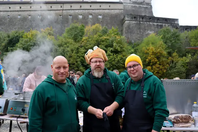 Forchtenstein feiert seine Kastanie: Rekordstrudel, Musik und Tradition im einzigartigen Ambiente. | Foto: Alejandra Ortiz
