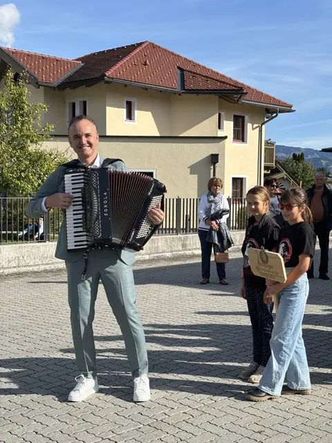 Der musikalische Leiter des Akkordeonvereins, Muamer Kebic begleitete die Feierlichkeiten auf seinem Akkordeon. | Foto: Sarah Braun