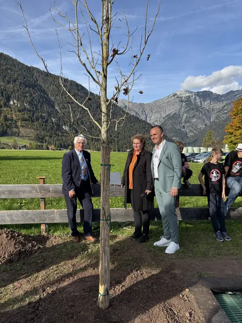 Vlnr.: Jacob Noordzij (Gründer des Akkordeonvereins Saalfelden), Doris Frank (seit 19 Jahren Obfrau des Vereins) und Muamer Kebic (musikalischer Leiter). | Foto: Sarah Braun