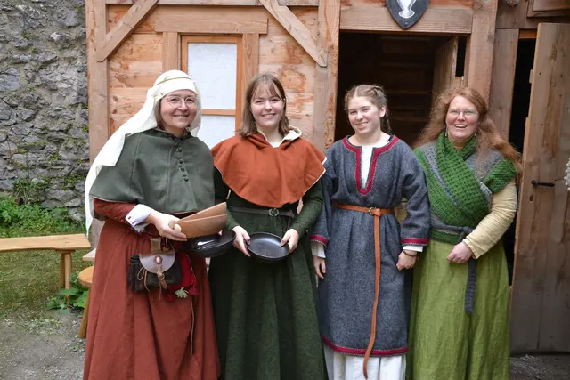 Hermine Hermann, Katharina Hermann, Ronja und Renate Zacharias in perfekter Gewandung. | Foto: Alexander Fritsch