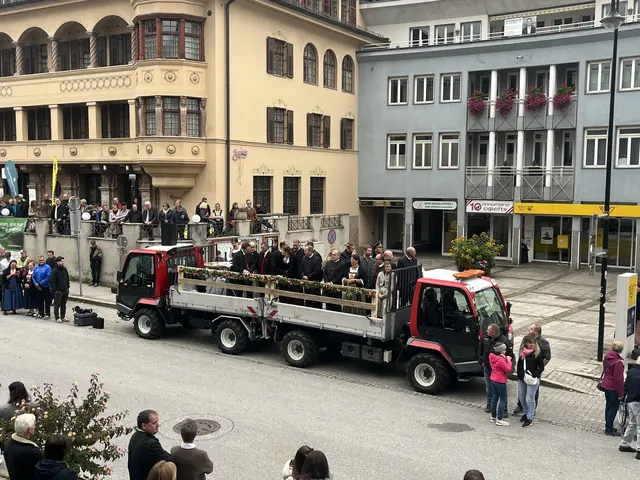 Die Ehrengäste fanden sich für den Umzug auf der Ehrentribüne am Oberen Stadtplatz ein.  | Foto: Barbara Fluckinger