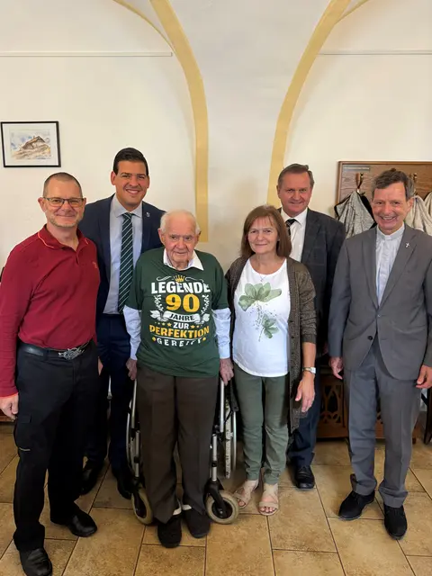 Zum 90. Geburtstag von Rudolf Gössinger gratulierten Sohn Günter, Bürgermeister Dominic Litzka, Tochter Regina, Vizebürgermeister Hermann Stich und Pfarrer Leopold Mathias recht herzlich“
| Foto: Gemeinde