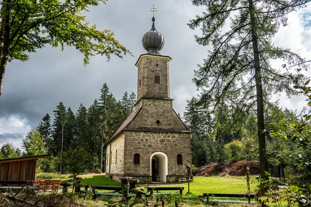 Mitten im Wald gelegen findet man diese kleine Wallfahrtskirche