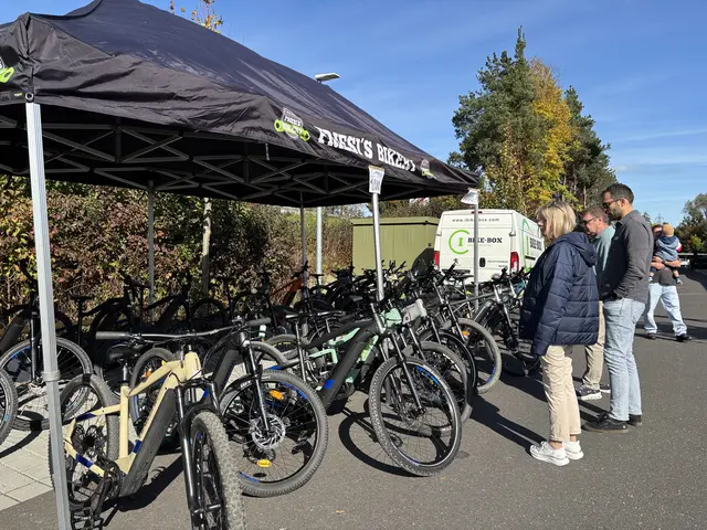 Die Radfans machten sich einen Eindruck von der großen Produktpalette.  | Foto: MeinBezirk/Engelmann