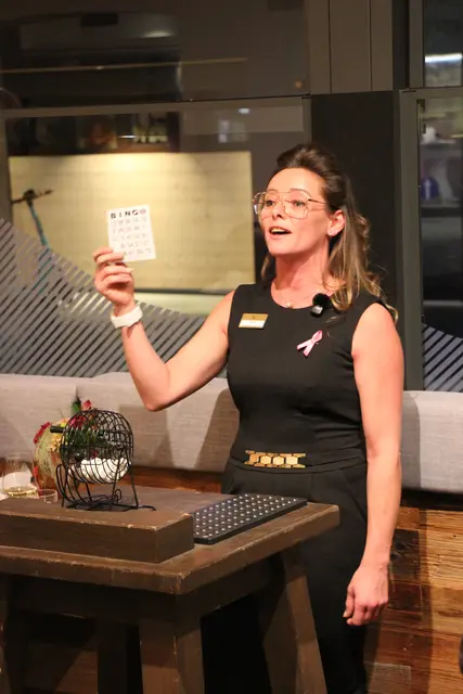 Serviceleiterin Kelly Braspenning führte nicht nur souverän ihr Serviceteam, sondern übernahm auch mit Witz und Charme die Moderation des Spiels. | Foto: Schwarz