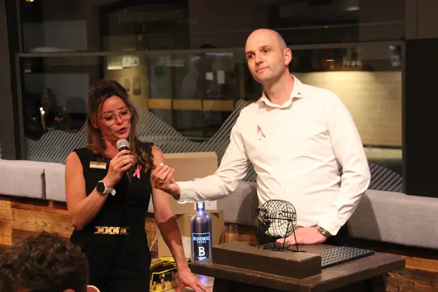 Kelly Braspenning moderierte das Bingospiel, Stefan Köhle griff ihr tatkräftig unter die Arme. | Foto: Schwarz