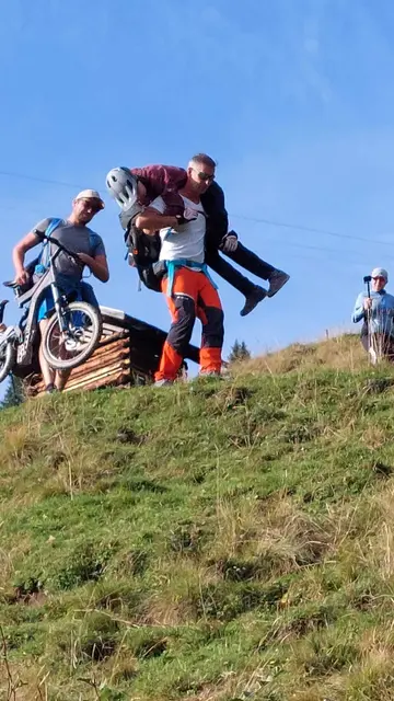 Auf schwierigen Passagen muss Nico Forchthammer von einem seiner Begleiter getragen werden, was für beide größte Anstrengung bedeutet. Während der Tragende große Kraft aufwenden muss, ist von Forchthammer ständige Körperanspannung gefordert. | Foto: Nico Forchthammer
