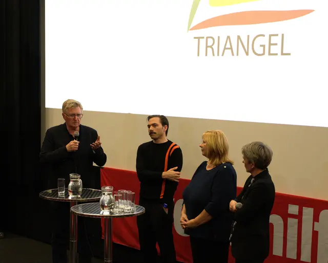 Johann Reindl-Schwaighofer, Vorsitzender der Volkshilfe Wels-Kirchdorf, Regisseur Sebastian Brauneis, Projektkoordinatorin Silvia Brunner und Moderatorin Dominika Meindl.  | Foto: VH OÖ