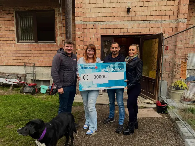 Ein symbolischer Spendenscheck mit 3.000 Euro für Sandra Stibi (2. v. li.) vom Tierschutzverein aus St. Barbara.  | Foto: Stibis Hundeparadies