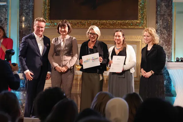 Präsident der IV Georg Knill, Sabine Wanzenböck (Forschungsinstitut für Limnologie), Michaela Ellmauer (Technologiezentrum Mondseeland), Michaela Lackner (Leader-Region FUMO) und Bundesministerin Eva-Maria Holzleitner (v.l.). | Foto: Sylvia Wanzenböck