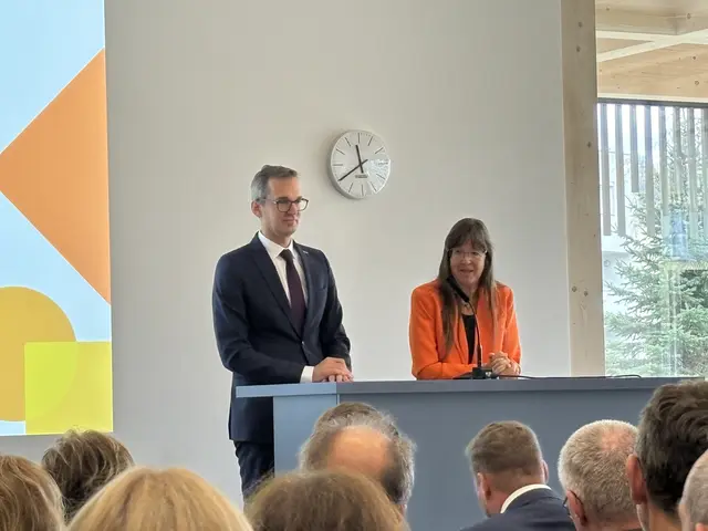 Martin Payer und Corinna Engelhardt-Nowitzki bei der Begrüßung der Ehrengäste. | Foto: MeinBezirk/Angelika Kern