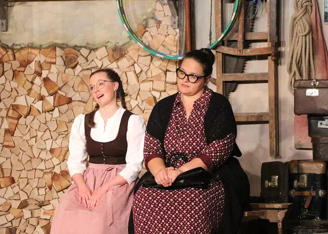 Connys Freundin Fanni (Johanna Gruber, links) und Mathilde Sußrahm (Martina Hanus; rechts). | Foto: Schwaighofer