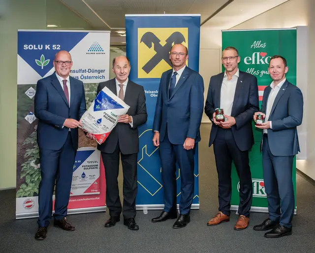 Salinen-Vertriebsleiter Mario Kofler und CEO Peter Untersperger, RLB OÖ-GeneraldirektorReinhard Schwendtbauer und die efko-Geschäftsführer Thomas Krahofer und Bernhard Stöhr (v.l.n.r.). | Foto: Lüth/RLB OÖ