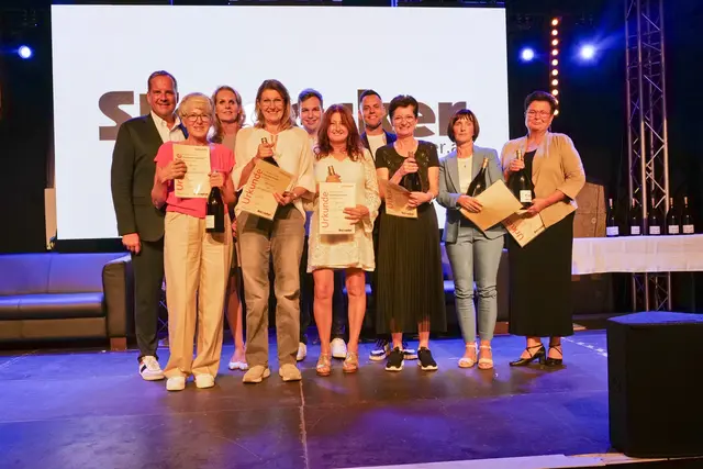 Langjährige Mitarbeiter der Firma Steinecker Moden mit Sitz in Randegg wurden in der Remise in Amstetten ausgezeichnet.
 | Foto: Steinecker Moden GmbH