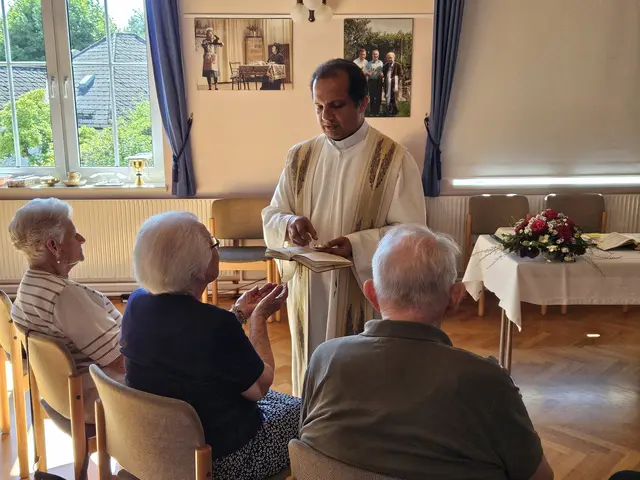 Der Wieselburger Kaplan Antony Jobbins spendete in Steinakirchen am Forst in liebevoller Weise das Sakrament der Krankensalbung. | Foto: Alfred Kaltenbrunner/Pfarre Steinakirchen am Forst