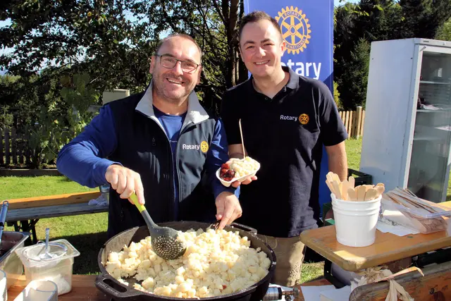 Der Rotaryclub bot Kasnudln von Gastronom Walter Prettenthaler (l.) | Foto: Cescutti