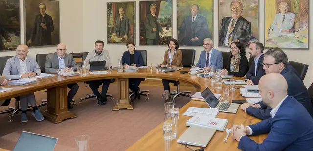 Im Bild: Landesrat Wolfgang Fürweger, Landesrat Martin Zauner, Landeshauptfrau-Stellvertreterin Marlene Svazek, Landeshauptfrau Karoline Edtstadler, Landesrat Josef Schwaiger, Landesrätin Daniela Gutschi und Landeshauptfrau-Stellvertreter Stefan Schnöll beim Start der Budgetklausur. | Foto: Land Salzburg/Neumayr/Leopold