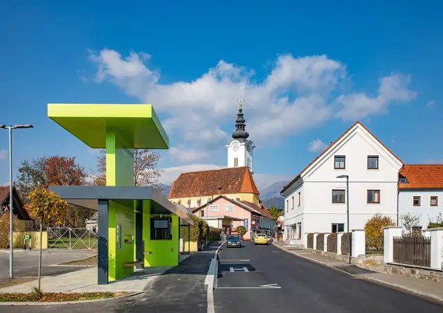 Der Blick auf die Trofaiacher Hauptstraße mit moderner Bushaltestelle: Die Stadtgemeinde hat eine Vielzahl an Maßnahmen gesetzt, um das Zentrum wieder attraktiver zu machen.  | Foto: Armin Russold