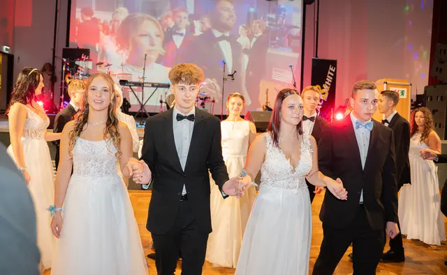 Die Maturantinnen und Maturanten eröffneten den Ball mit einer stilvollen Polonaise. | Foto: MediaTune