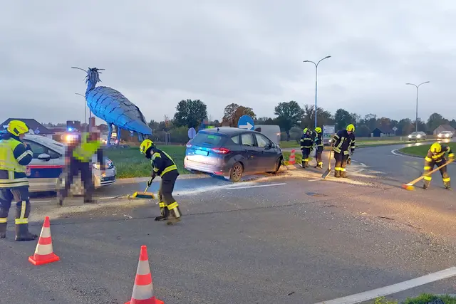 Ein beschädigter PKW im Kreisverkehr | Foto: FF Waidhofen/Thaya