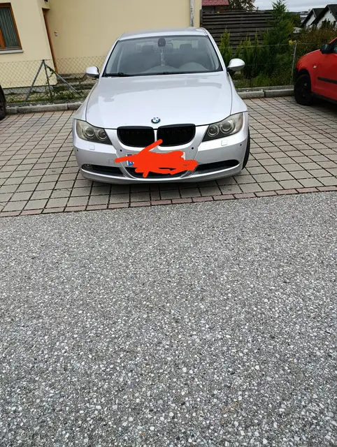 Diesen Kunstparker hat ein MeinBezirk-Leser auf einem Apotheken-Parkplatz am 11. Oktober 2025 in Zwettl ertappt. | Foto: privat