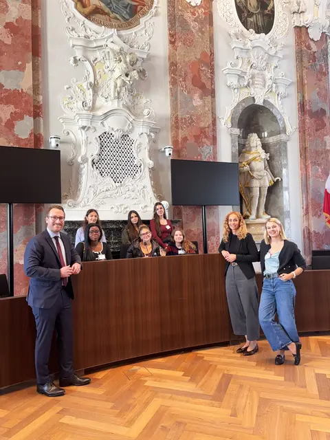 Hoher Besuch im Landhaus! Selina, Nahelle, Mavis, Dalia, Suzana und Laura machten es sich schon mal auf der Regierungsbank gemütlich. LH-Stv. Wohlgemuth, Landesrätin Pawlata und Vizebürgermeisterin Mayr gemeinsam mit den Mädchen im Sitzungssaal des Landtags. | Foto: © Land Tirol/P. Wurnig
