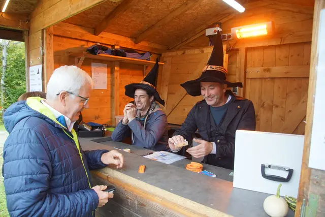 Der Vereinsobmann des Vereins Freilichtmuseum Unterkagerer Johann Starlinger (r) aus Auberg war bei der Makerlausgabe an der Kasse im Einsatz.  | Foto: Helmut Eder