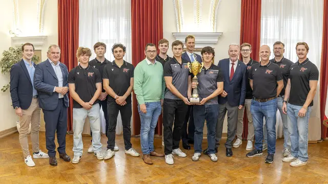 ÖVP-Bürgermeister Klaus Schneeberger, FPÖ-Sportstadtrat Philipp Gerstenmayer, ÖVP-Stadtrat Franz Dinhobl und ÖVP-Gemeinderat Clemens Stocker mit den siegreichen Diving Ducks rund um Präsident Jürgen Scheicher im Rahmen des Empfangs im Alten Rathaus. | Foto: Stadt Wiener Neustadt/Weller