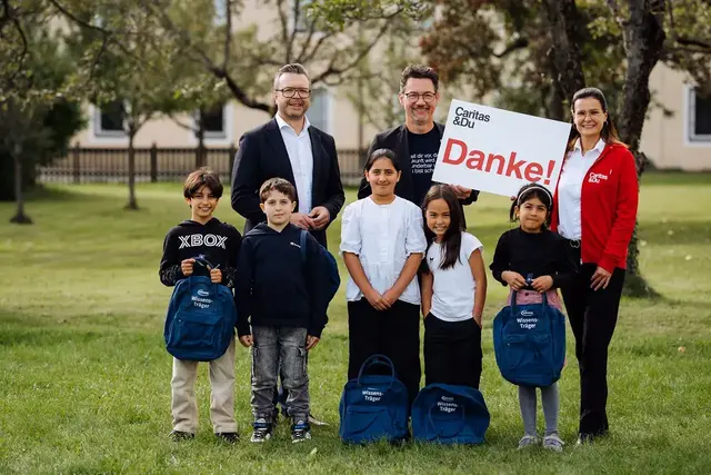 hinten, v.l.: Jörg Eisenschmied, Finanzvorstand Infineon Austria, Ernst Sandriesser, Caritas Direktor Kärnten, Roberta Striedinger, Caritas Fundraising; vorne: Kinder des Infineon Lerncafés Villach | Foto: Caritas Lerncafé Villach