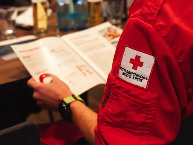 Ein Rotkreuzler liest den Leistungsbericht 2024 des Roten Kreuzes Schwaz mit beeindruckenden Zahlen.

 | Foto: Rotes Kreuz/Ringler