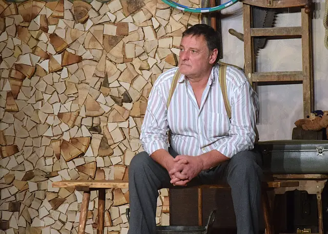 Nachdenklich über sein Leben - Kurt Knopf (Helmut Baumgartner. | Foto: Schwaighofer