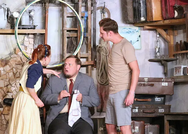 Buchhalter Peter Kneifer (Hannes Exenberger, mitte). | Foto: Schwaighofer