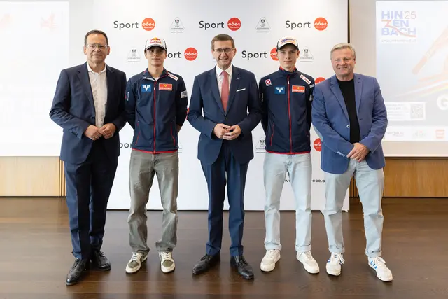 Von links: Klaus Kumpfmüller (Präsident Landesskiverband OÖ), Skispringer Stephan Embacher, Wirtschafts- und Sport-Landesrat Markus Achleitner, Skispringer Maximilian Ortner, Bernhard Zauner (Präsident &amp; OK-Chef UVB Hinzenbach). | Foto: Land OÖ/Margot Haag