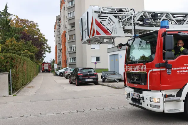 Bei Eintreffen der Einsatzkräfte hatte ein Hausmeister den Kleinbrand in einem Lichtschacht in Wels-Neustadt bereits mit einem Kübel Wasser gelöscht. | Foto: laumat.at