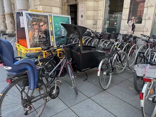 Im direkten Vergleich sieht man den Größenunterschied zu einem normalen Fahrrad, mit dem "fahrenden Werberad" ist das Chaos perfekt. | Foto: MeinBezirk/Martina Maros-Goller