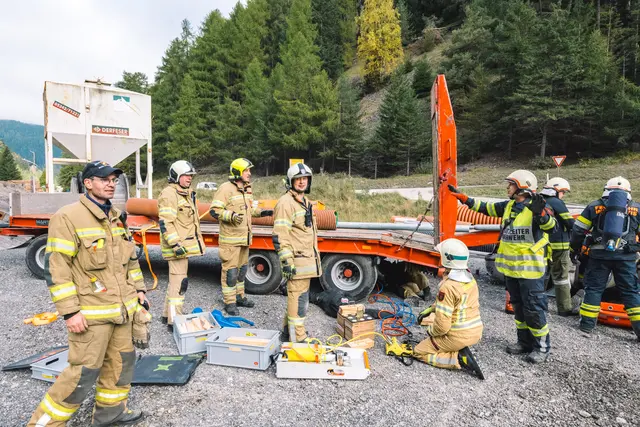 Bei der Station "Verkehrsunfall" geriet eine Person unter den Reifen eines Tiefladers. Mittels Hebekissen wurde diese befreit.  | Foto: Pernsteiner