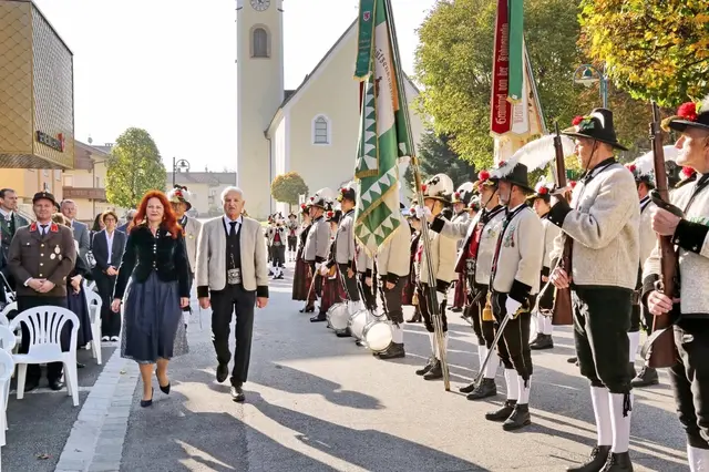 Das Abschreiten dder Front gehört zum landesüblichen Empfang dazu.  | Foto: Siegfried Geisler