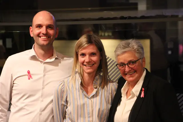 Stefan Köhle mit der Gewinnerin des Thermomix Susanne Hammerle und der Sponsorin Christine Schranz (v.l.). | Foto: Schwarz