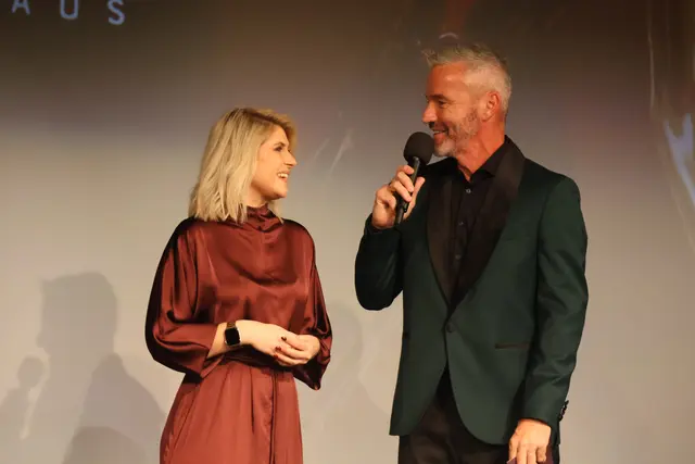 Mary vom Modehaus Adelsberger: "Breitcord ist immer noch 'in' und angesagter den je. Die Herbstfarben der Mode sind schokoladenbraun und burgunderrot mit glänzenden, aber auch weichen Stoffen." | Foto: Agnes Etzer