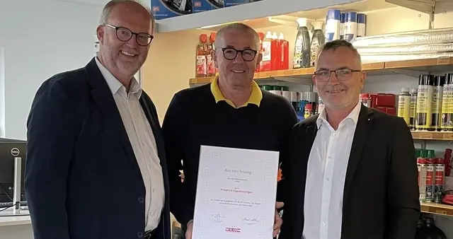 Von links: Wirtschaftskammer-Obmann Christian Naderer, Fritz Standhartinger und Wirtschaftskammer-Bezirksstellenleiter Thomas Denk. | Foto: Wirtschaftskammer