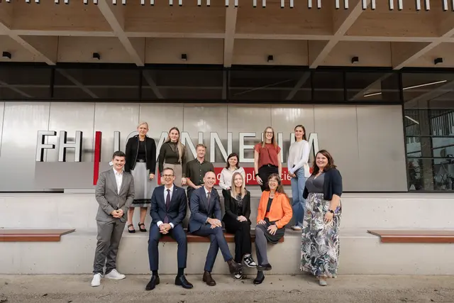 Landesrat Willibald Ehrenhöfer, die Geschäftsführung der FH Joanneum Corinna Engelhardt-Nowitzki und Martin Payer, Standortleiterin Christina Kandutsch und Institutsleiterin Eva Mircic mit Studierenden. | Foto: FH Joanneum/Fabian Hasler