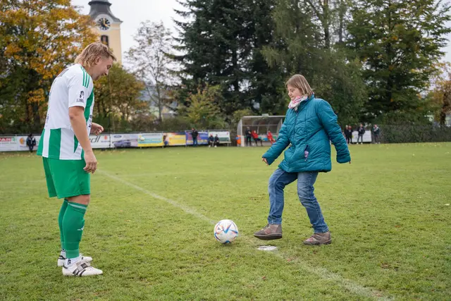SV-Sandl-Kapitän Reinhard "Hoidi" Hartl beim Ehrenanstoß mit einer Klientin der Lebenshilfe. | Foto: Silvan Lamplmayr/JSL Photography