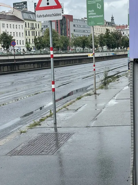 Sobald es regnet, werden Passantinnen und Passanten nass. | Foto: Gerhartl