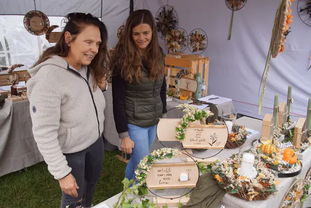 Christine Feldler (l) aus Haslach interrssiert sich für Kunsthandwerksprodukte von Kristina Wolfesberger aus Auberg.  | Foto: Helmut Eder