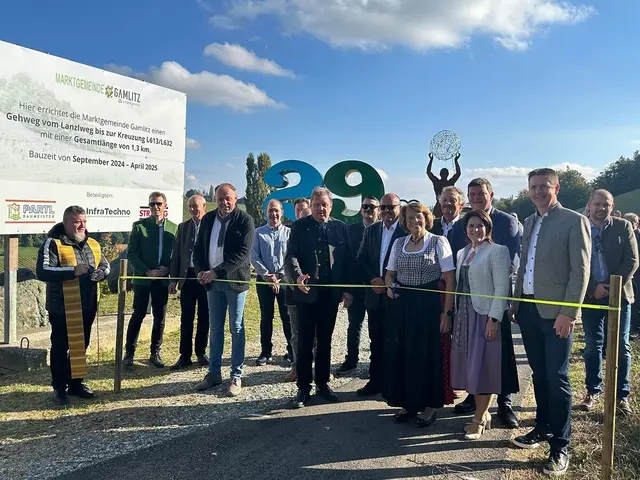 Bei strahlendem Sonnenschein wurde in Gamlitz die Eröffnung des neuen Gehweges gefeiert. | Foto: MG Gamlitz