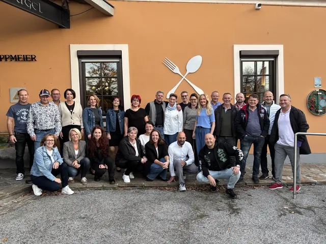 Die Abschlussklasse 1988/1989 der Hauptschule St. Paul hat sich nach 35 Jahren zu einem besonderen Wiedersehen getroffen. | Foto: privat