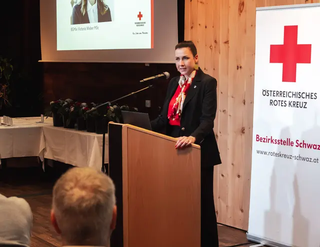 Auch Victoria Weber MSc., Bürgermeisterin der Stadt Schwaz, befand sich unter den Ehrengästen und richtete Worte an die versammelten Rotkreuzler:innen.

 | Foto: Rotes Kreuz/Ringler