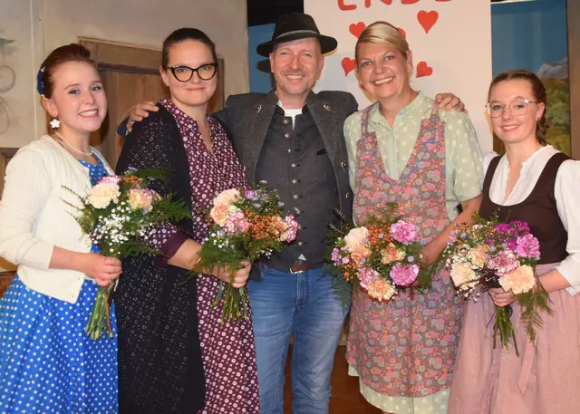 Die Damenriege vom Stück "Hulahupp und Himbeerguatl" mit dem Autor der Komödie. | Foto: Schwaighofer