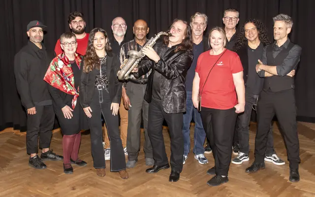Andrew Young mit seiner Band und Roy Meeks, Larissa Lucia, sowie Madleeine Petrovic (Präsidentin Tierschutz Austria), Danie Wallner, Stephan Schneidl, Carsten Martschini (GF Tierschutz Austria) und Moderator Hubert Wolf | Foto: Gerhard Maly